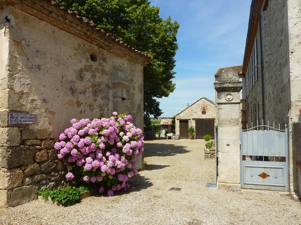 Au Bonheur D'Alphonse Bed & Breakfast Lusignan-Petit Exterior foto